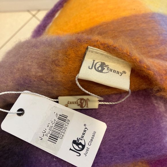 Beautiful, warm, fuzzy scarf with fringes - Picture 8 of 8